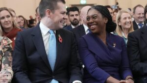 Lãnh đạo đảng Bảo Thủ Anh sa thải đối thủ chính vì nghi ngờ phản đảng