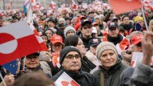 Người biểu tình chế giễu khẩu hiệu MAGA của Tổng Thống Donald Trump với ‘Hãy để nước Mỹ biến mất’