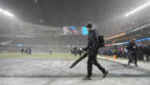 Bão tuyết gây ra hàng loạt vụ tai nạn xe cộ ở Michigan