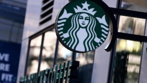 Starbucks báo cáo doanh số quý đầu mạnh hơn dự kiến nhờ đồ uống mùa lễ và ly gấu viral