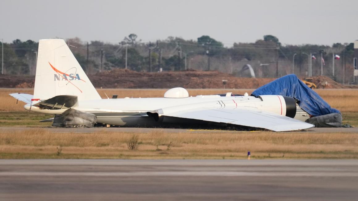 Máy bay NASA hạ cánh khẩn cấp không có càng đáp ở Texas 1