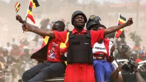 Ứng cử viên Tổng thống Uganda vận động với áo chống đạn