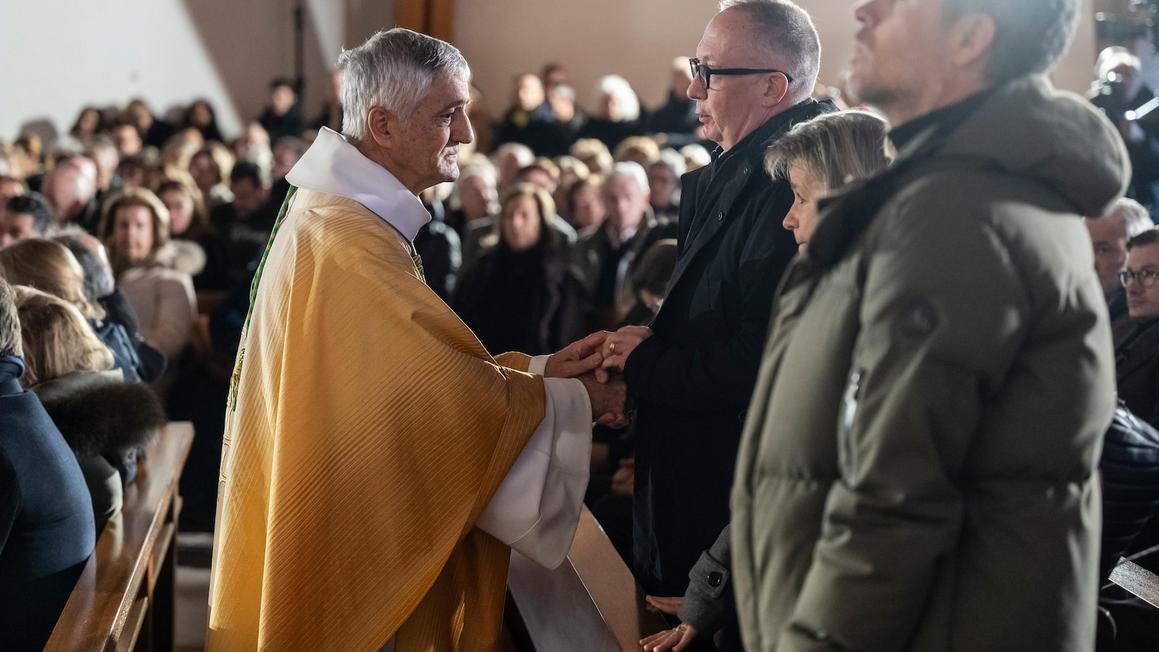 Mẹ khóc tiễn con sau vụ cháy kinh hoàng ở Thụy Sĩ 1