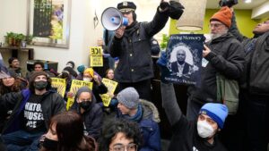 Hàng chục người biểu tình bị bắt tại khách sạn ở Manhattan