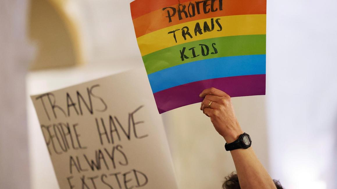 Vận động viên chuyển giới có thể bỏ lỡ mùa giải cuối tại Mỹ 1