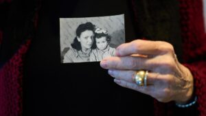 Câu chuyện của người sống sót Holocaust sinh ra tại trại tập trung 16 Câu chuyện của người sống sót Holocaust sinh ra tại trại tập trung