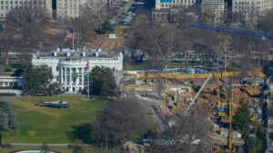 Tổng Thống Donald Trump lặng lẽ bổ nhiệm 4 thành viên vào ủy ban xem xét kế hoạch xây phòng khiêu vũ