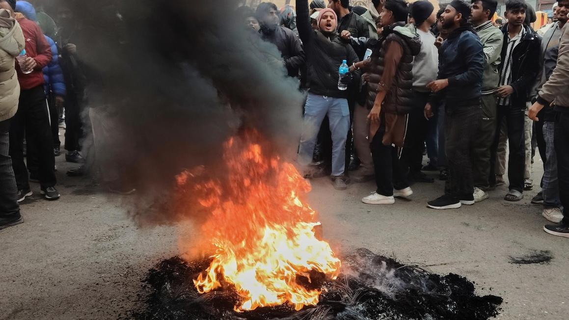 Thiết quân luật ở thành phố biên giới Nepal sau vụ phá hoại đền thờ 1