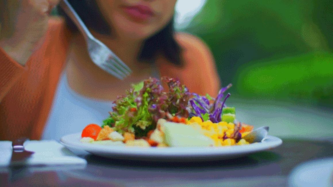 Bài trắc nghiệm giảm cân đơn giản có thể chỉ ra lý do một số chế độ ăn kiêng thất bại - và cách tăng cường thành công 1 woman eating salad weight loss