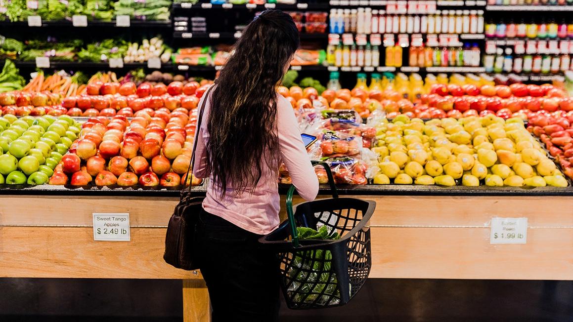Loại đường thay thế không calo có thể làm hơn là chỉ làm ngọt đồ ăn, theo nghiên cứu 1 woman grocery shopping monk fruit