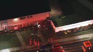 Xe hơi lao vào chung cư ở Philadelphia