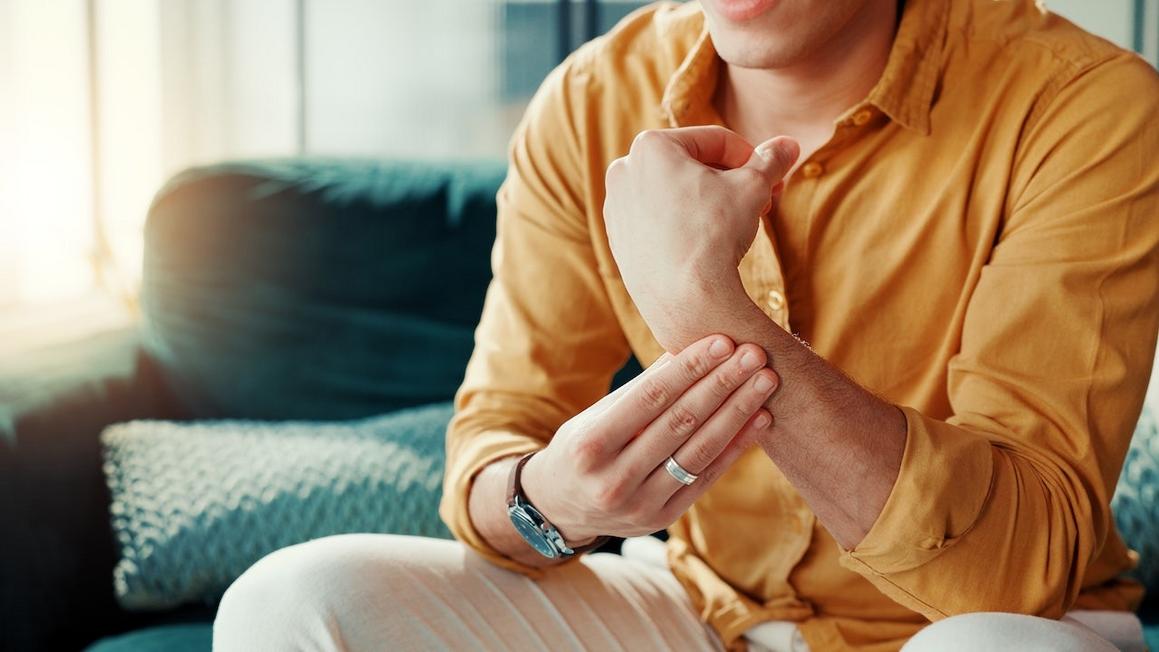 Phát hiện sớm bệnh Parkinson nhờ xét nghiệm máu 1 young man early parkinsons