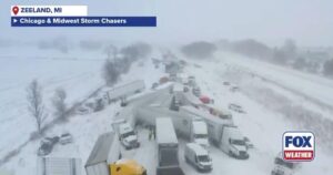 Hàng trăm xe đụng nhau trên xa lộ I-196 ở Michigan do bão tuyết