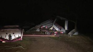 Bão ở Hạt Liberty san phẳng xưởng kim loại của một người dân