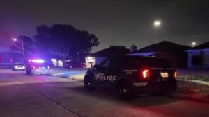 Nóng nảy giữa công nhân và chủ công ty xử lý a-xít ở Channelview, cảnh sát phải can thiệp