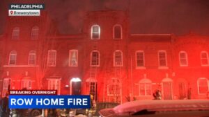 Lính Cứu Hỏa Dập Tắt Hỏa Hoạn Trong Nhà Phố Ở Khu Xóm Brewerytown, Philadelphia