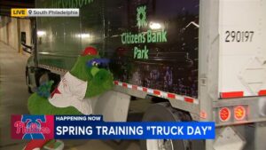 Xe tải trang thiết bị của Philadelphia Phillies lên đường đi Clearwater chuẩn bị cho Spring Training