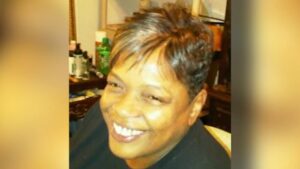 Gia đình cáo buộc người phụ nữ 67 tuổi tử vong sau khi trượt ngã trên lối đi đóng băng bên ngoài căn hộ