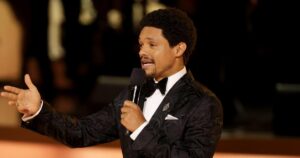 Tổng Thống Trump đe dọa kiện Trevor Noah vì câu đùa về đảo của Jeffrey Epstein