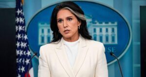 Nữ Nghị Sĩ Tulsi Gabbard bị cáo buộc cố tình che giấu đơn tố giác của nhân viên tình báo