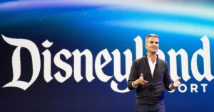 Josh D’Amaro, lãnh đạo mảng công viên giải trí, sẽ kế nhiệm Bob Iger làm CEO Disney