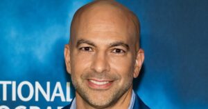 Bác sĩ Peter Attia bị phản ứng dữ dội vì bình luận trong hồ sơ Epstein