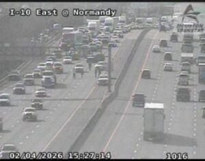 Hố tử thần gây tắc nghẽn giao thông nghiêm trọng trên Xa lộ phía Đông giờ cao điểm ở Houston