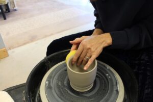 Tiệm gốm Cafe Monet mang đến liệu pháp thư giãn qua nghệ thuật nặn gốm