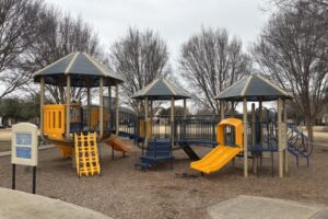 Allen chi gần 1 triệu đô nâng cấp sân chơi, mái che tại công viên