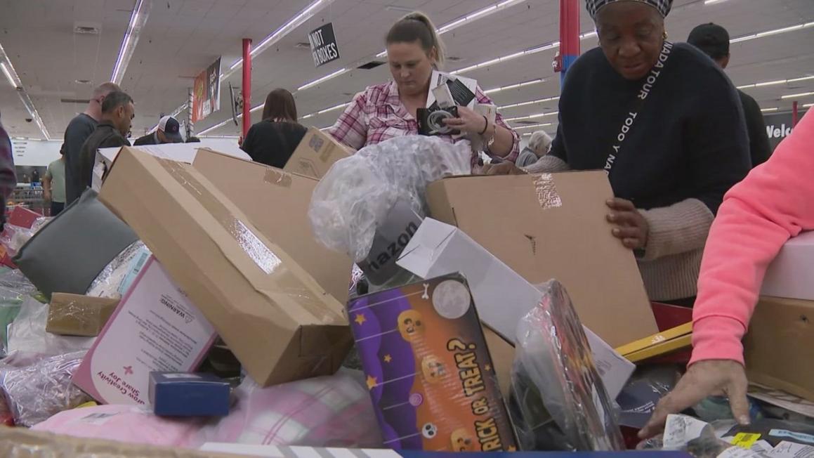 Người dân Houston săn lùng iPhone 10 đô và Apple Watch 1 đô tại các cửa hàng giảm giá 1 647151eb 51b3 4d52 8a21