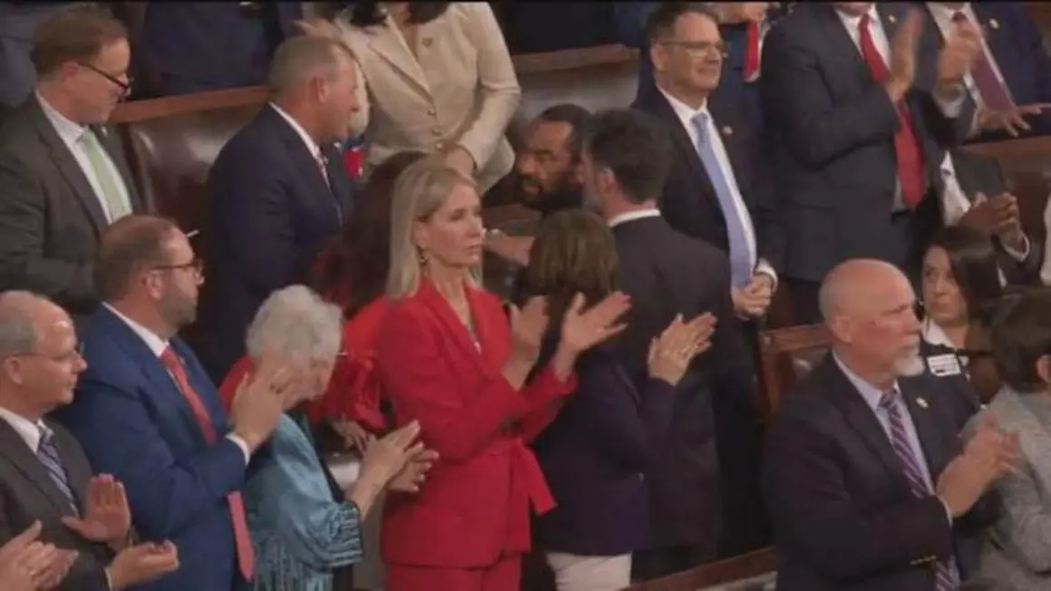 Nghị sĩ Texas Al Green và Troy Nehls khẩu chiến tại lễ State of the Union