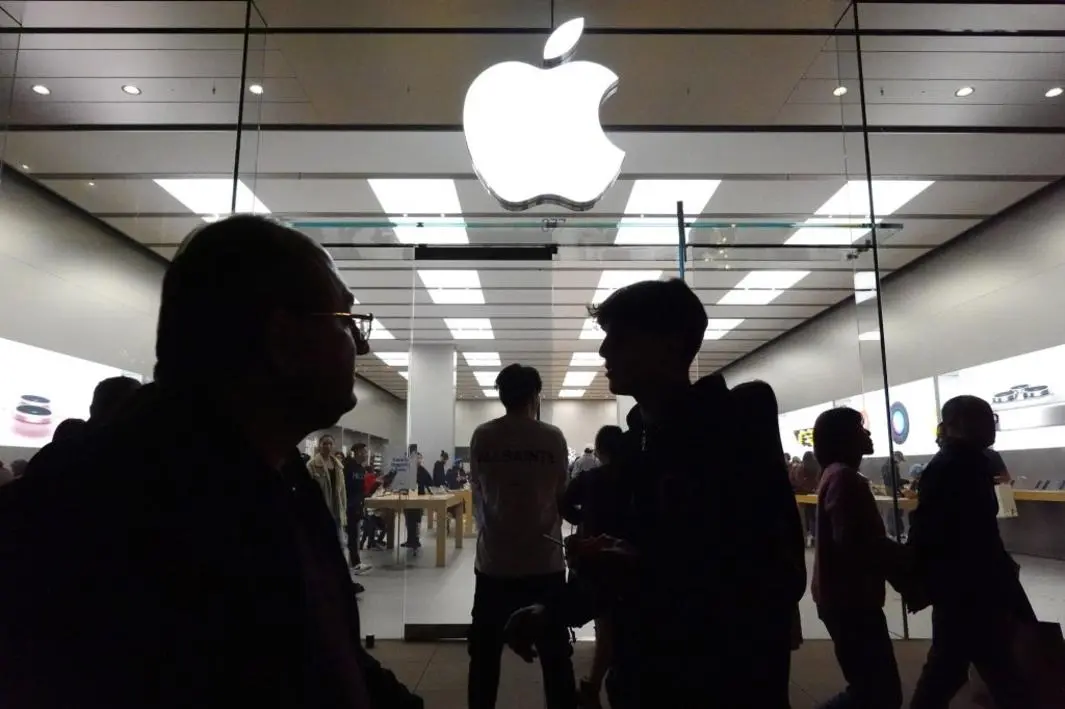 Apple đẩy mạnh phát triển kính, mặt dây chuyền và AirPods có camera cho kỷ nguyên AI