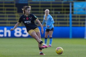 Bay FC chiêu mộ cựu hậu vệ West Ham United Anouk Denton