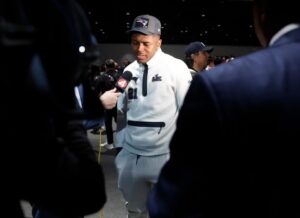 Hai hậu vệ của New England Patriots gốc từ Cal, đang tập luyện tại Stanford cho Super Bowl LX