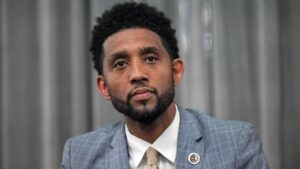 Thị trưởng Baltimore gọi phóng viên là ‘phân biệt chủng tộc’ trong cuộc tranh luận nảy lửa về xe công