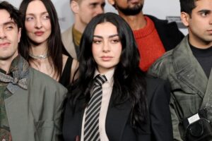 Jason Bateman bị chỉ trích vì chất vấn Charli XCX về việc không muốn có con