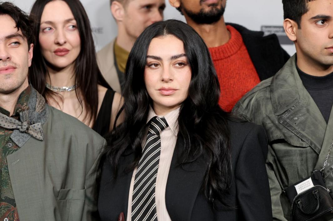 Jason Bateman bị chỉ trích vì chất vấn Charli XCX về việc không muốn có con 1 CharliXCX