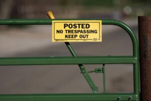 Thư độc giả: Tranh chấp cổng đường đặt câu hỏi về dịch vụ chính phủ