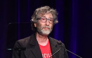 Tác giả Neil Gaiman nói những cáo buộc tấn công tình dục là ‘chiến dịch bôi nhọ’