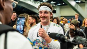 Ca sĩ Benson Boone làm nhiếp ảnh gia bên lề Super Bowl 60 23 Ca sĩ Benson Boone làm nhiếp ảnh gia bên lề Super Bowl 60