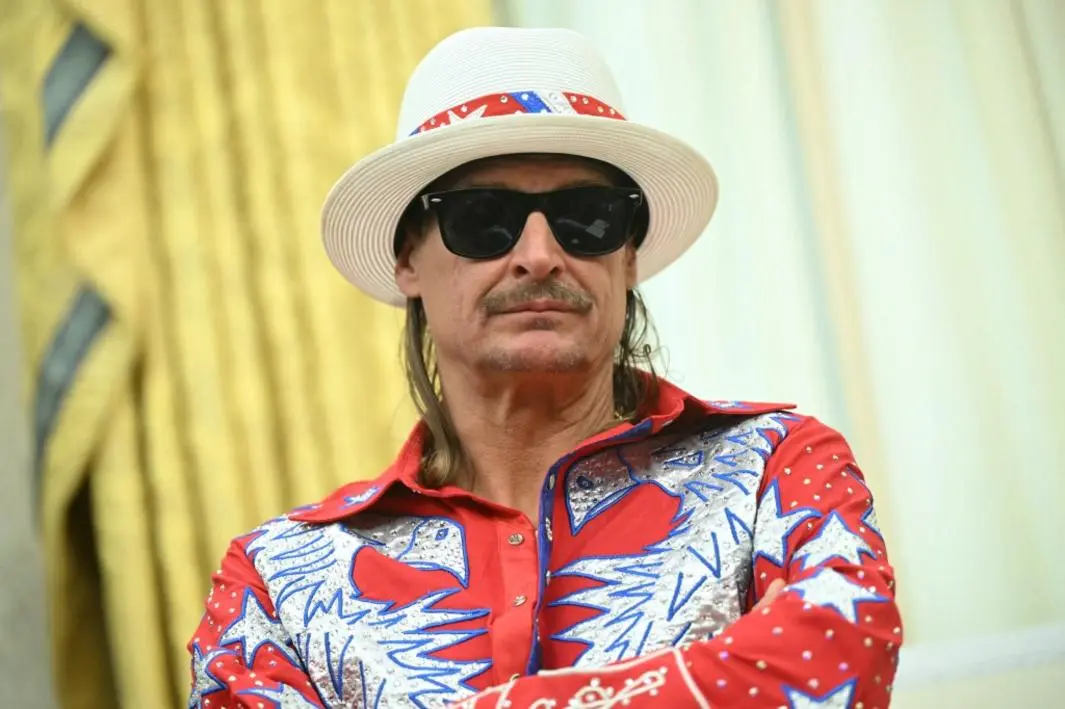 Kid Rock hát nhép không thể so sánh với buổi trình diễn trực tiếp của Bad Bunny