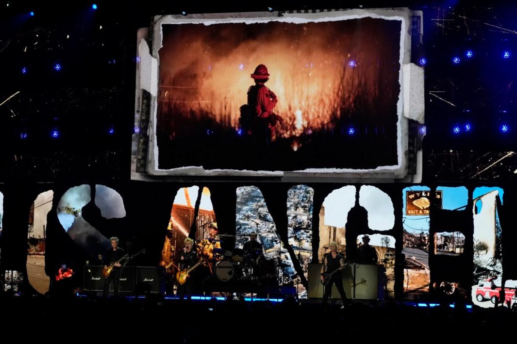 Một năm sau buổi hòa nhạc FireAid, Ủy ban Hạ viện do Đảng Cộng hòa dẫn đầu cho biết cuộc điều tra chỉ ra việc "chuyển hướng" quỹ. 1 LDN L FIREBENEFITS 0205