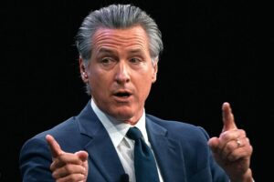 Tiểu Sử Của Thống Đốc Gavin Newsom: Thêm Gian Khó Vào Câu Chuyện Về Một Quá Khứ Được Ưu Đãi
