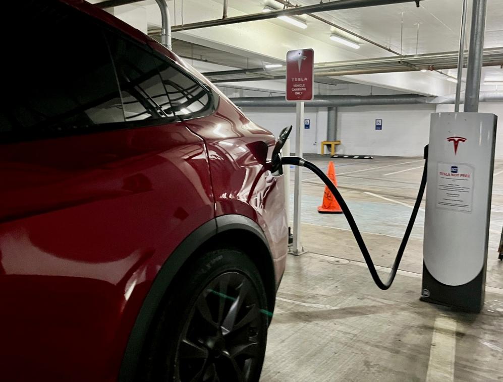 SUT L TESLA CHARGING 0625 01