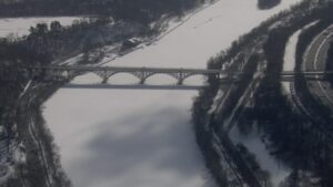 Giới chức Philadelphia kêu gọi người dân không đi bộ, trượt băng trên sông đóng băng