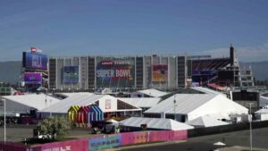 Không khí sôi động trước giờ khai cuộc Super Bowl LX tại Vùng Vịnh 25 Không khí sôi động trước giờ khai cuộc Super Bowl LX tại Vùng Vịnh