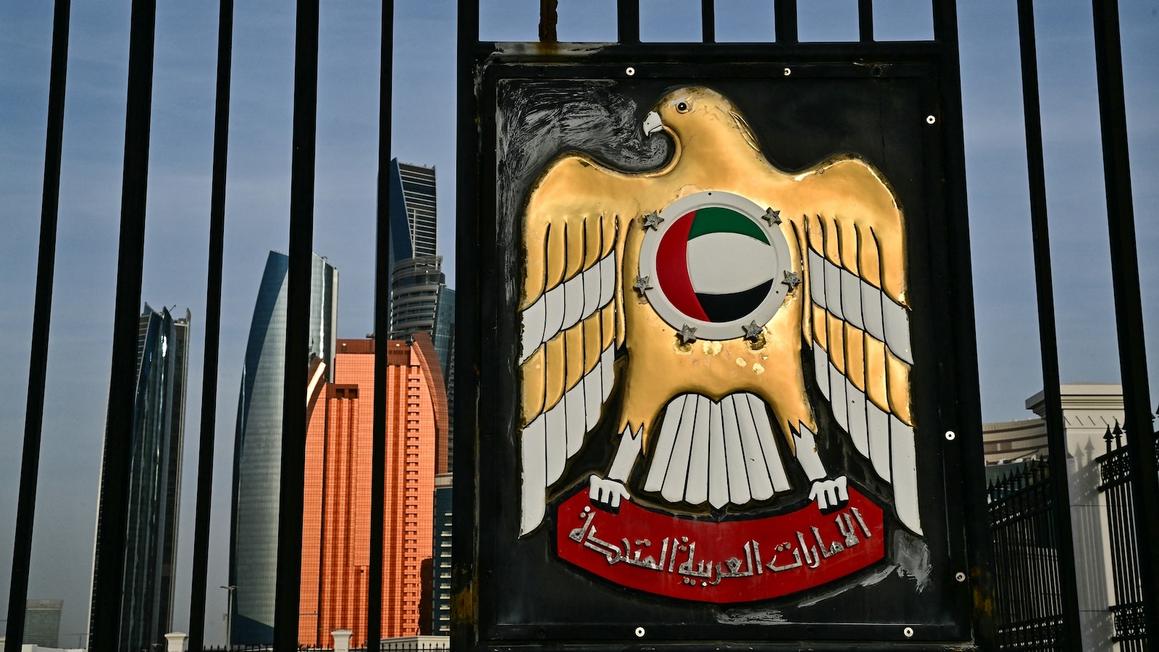 Tòa Bạch Ốc đối mặt câu hỏi về khoản đầu tư của hoàng gia UAE vào công ty tiền mã hóa của gia đình ông Trump 1 UAE crest DB