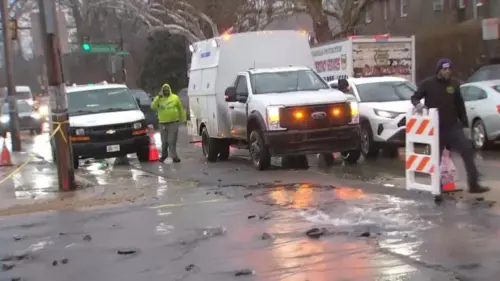 Vụ Vỡ Ống Nước Lớn Khiến Nước Chảy Dọc Đường Phố Ở East Mount Airy