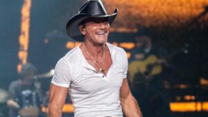 Tim McGraw Thông Báo Tour Hè 2026 ‘Pawn Shop Guitar’