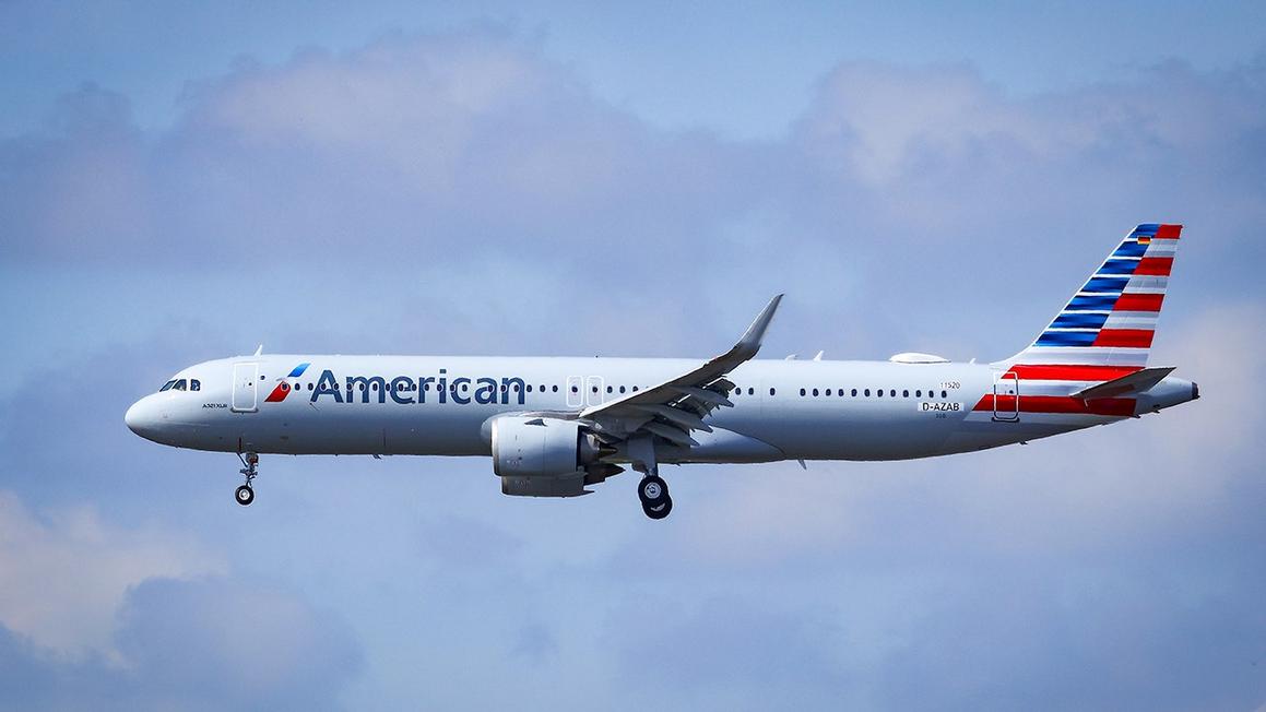 american airlines plane flying